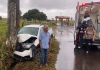 Casal fica ferido após carro sair da pista e atingir poste na MT-010