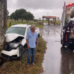 Casal fica ferido após carro sair da pista e atingir poste na MT-010