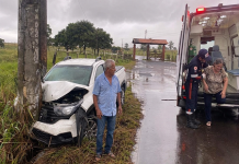 Casal fica ferido após carro sair da pista e atingir poste na MT-010