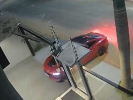 Mulher usa Mustang para fugir de suposto cárcere privado em MT