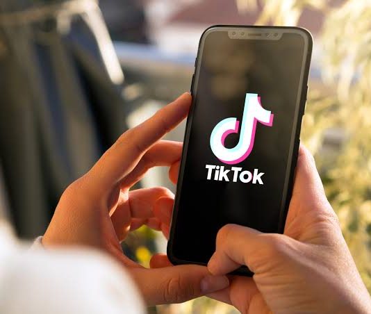 TikTok é multado em R$ 153,7 milhões por falhas com dados de menores