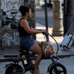 Bicicletas elétricas se multiplicam no Brasil e desafiam mobilidade urbana