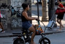 Bicicletas elétricas se multiplicam no Brasil e desafiam mobilidade urbana