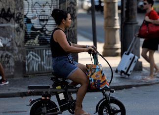 Bicicletas elétricas se multiplicam no Brasil e desafiam mobilidade urbana