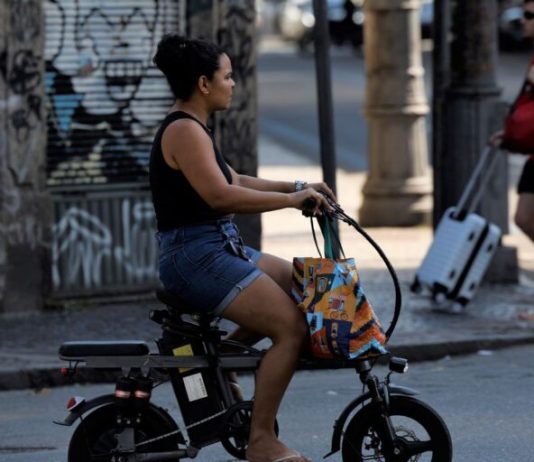 Bicicletas elétricas se multiplicam no Brasil e desafiam mobilidade urbana