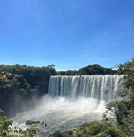 Cachoeira de 45 metros encanta visitantes em aldeia de Mato Grosso