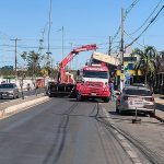 Caminhão enrosca em fiação e interdita avenida em Várzea Grande