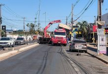 Caminhão enrosca em fiação e interdita avenida em Várzea Grande