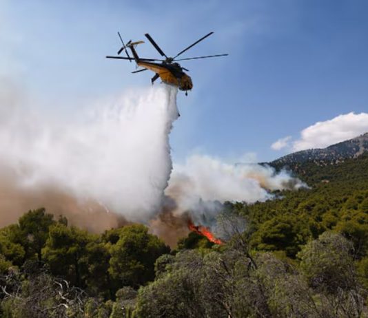 Colisão de helicópteros deixa mortos em combate a incêndio na Grécia