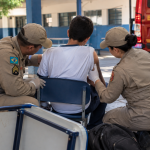 Adolescente de 14 anos é socorrido após queda de mesa em escola