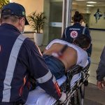 Homem é esfaqueado e chega a hospital com faca nas costas em Sapezal