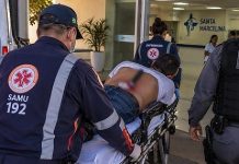 Homem é esfaqueado e chega a hospital com faca nas costas em Sapezal