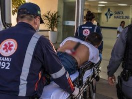 Homem é esfaqueado e chega a hospital com faca nas costas em Sapezal