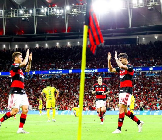 No Mangueirão: Flamengo sofre, mas vence e assume liderança provisória do Brasileirão