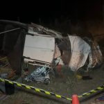 Motorista morre após invadir pista e bater em carreta na BR-163