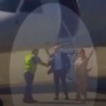 Vídeo mostra Moraes e esposa desembarcando de jatinho ligado a Vorcaro