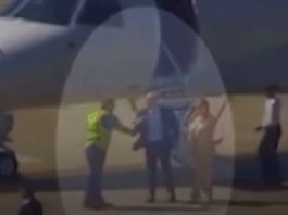 Vídeo mostra Moraes e esposa desembarcando de jatinho ligado a Vorcaro