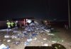 Carreta com carne tomba na BR-163 e carga é saqueada em Sorriso