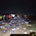 Carreta com carne tomba na BR-163 e carga é saqueada em Sorriso