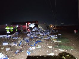 Carreta com carne tomba na BR-163 e carga é saqueada em Sorriso