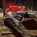 Motorista de 37 anos fica ferido após bater carro contra poste na MT-208