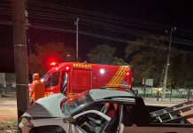 Motorista de 37 anos fica ferido após bater carro contra poste na MT-208