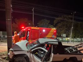 Motorista de 37 anos fica ferido após bater carro contra poste na MT-208