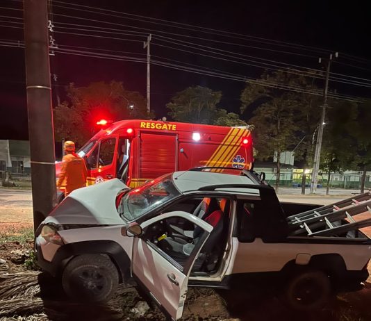 Motorista de 37 anos fica ferido após bater carro contra poste na MT-208