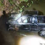 Picape capota, cai em córrego e motorista é levado à UPA em Alta Floresta