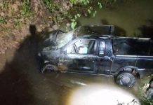 Picape capota, cai em córrego e motorista é levado à UPA em Alta Floresta