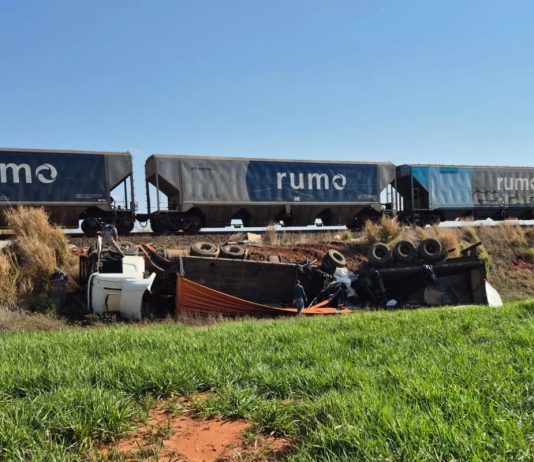 Caminhão é atingido por trem ao cruzar ferrovia em Itiquira
