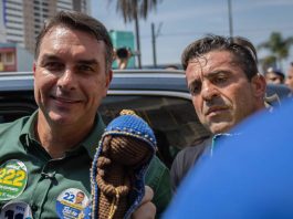 Respeitoso? ou Demagogo! Flávio ergue imagem de Nossa Senhora em ato com Tarcísio