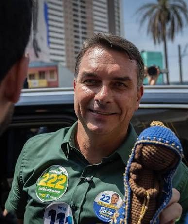 Gesto de Flávio, de erguer imagem de Nossa Senhora provoca reação entre evangélicos
