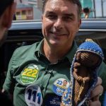 Gesto de Flávio, de erguer imagem de Nossa Senhora provoca reação entre evangélicos