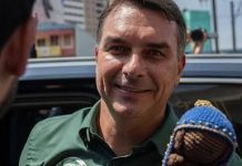 Gesto de Flávio, de erguer imagem de Nossa Senhora provoca reação entre evangélicos