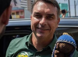 Gesto de Flávio, de erguer imagem de Nossa Senhora provoca reação entre evangélicos