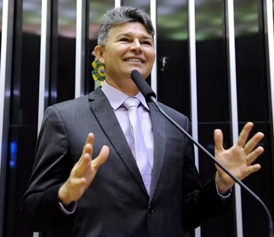 Falso moralismo: Cessão da esposa de José Medeiros ao Senado gera questionamentos sobre remuneração