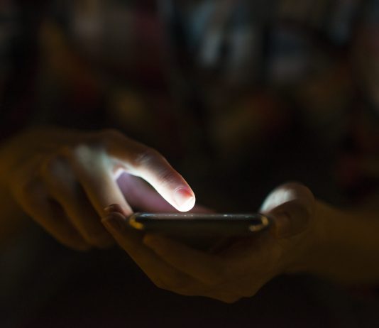 TikTok e Discord enfrentam novas medidas para proteger crianças na internet