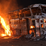 Ônibus com 22 passageiros pega fogo e fica destruído na BR-163