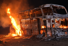 Ônibus com 22 passageiros pega fogo e fica destruído na BR-163