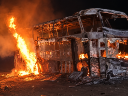 Ônibus com 22 passageiros pega fogo e fica destruído na BR-163