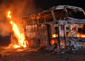 Ônibus com 22 passageiros pega fogo e fica destruído na BR-163