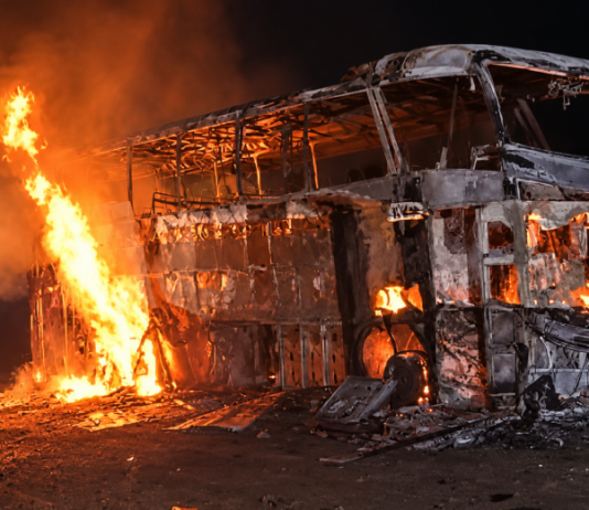 Ônibus com 22 passageiros pega fogo e fica destruído na BR-163