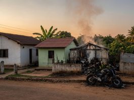 Homem é preso após incêndio atingir residência vizinha em Apiacás Imagem produzida por IA
