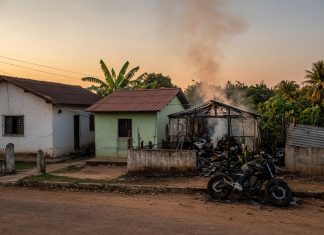 Homem é preso após incêndio atingir residência vizinha em Apiacás Imagem produzida por IA