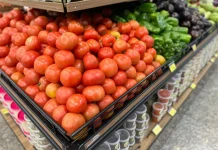 Batata e tomate mais que dobram de preço em um ano em Cuiabá