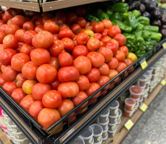 Batata e tomate mais que dobram de preço em um ano em Cuiabá