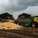 Vendaval derruba dois armazéns e causa estragos em fazenda de Cláudia