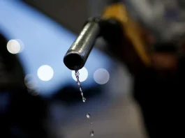 Gasolina resiste à pressão da guerra, mas governo amplia medidas para conter preços
