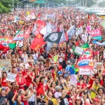 Multidão ocupa Copacabana em ato de apoio à reeleição de Lula